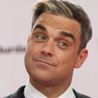 Robbie Williams sigue enfrascado en una vieja polémica con famoso cantante británico