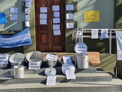 Responsables de comedores manifestaron en Casa de Gobierno porque no les entregan mercadería