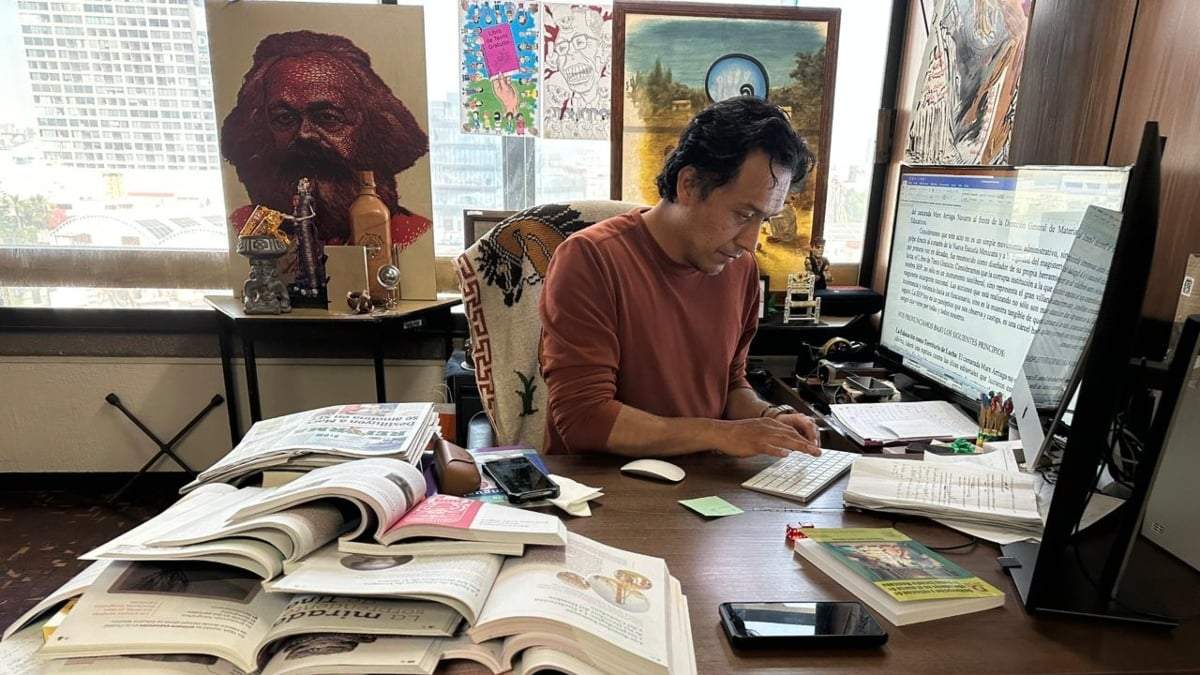 Marx Arriaga en su oficina de la SEP