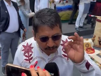 Legislador de Morena promueve el sacrificio de una gallina en el Senado (Videos)