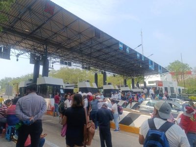 Maestros de la CNTE toman casetas de cobro en dos carreteras de Chiapas