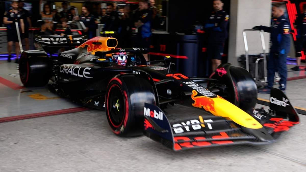 El piloto de Red Bull, Sergio Pérez, sale de los pits durante la tercera práctica libre previo al Gran Premio de México, en el Autódromo Hermanos Rodríguez, en la Ciudad de México, el sábado 26 de octubre de 2024