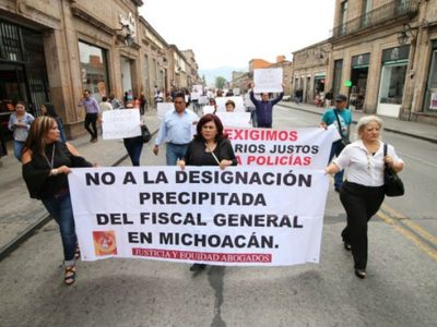 Abogados marchan contra posible 'fiscal carnal” y policías reclaman prestaciones en Michoacán