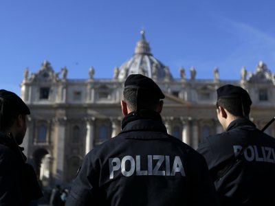 La insólita protesta de los policías en Italia: se quejaron por tener que usar barbijos rosas