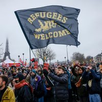 Manifestantes piden a Macron no promulgar ley para regular la inmigración
