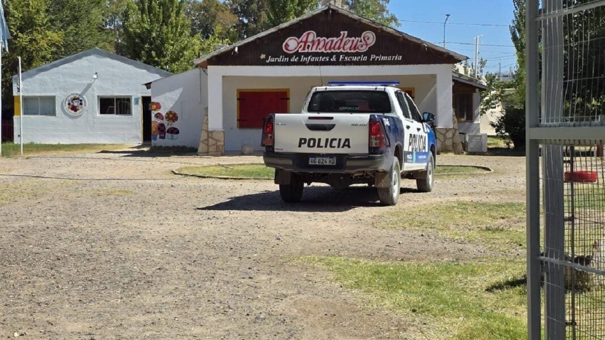 La Policía levantó huellas en el interior de la escuela. Fuente: (Centenario Digital)