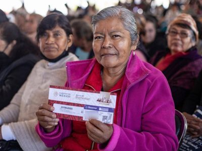Así puedes recoger la tarjeta del Banco del Bienestar para pensiones a mujeres y adultos mayores