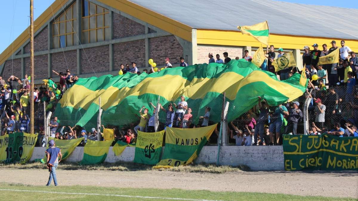 Estadio del Club Unión de Zapala y los festejos de su hinchada. Fuente: (Daniel Signorile)