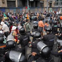 Policías evitan que la tercera manifestación contra la gentrificación llegara a embajada de EU