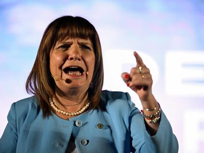Patricia Bullrich juntó firmas del PRO en apoyo a Milei