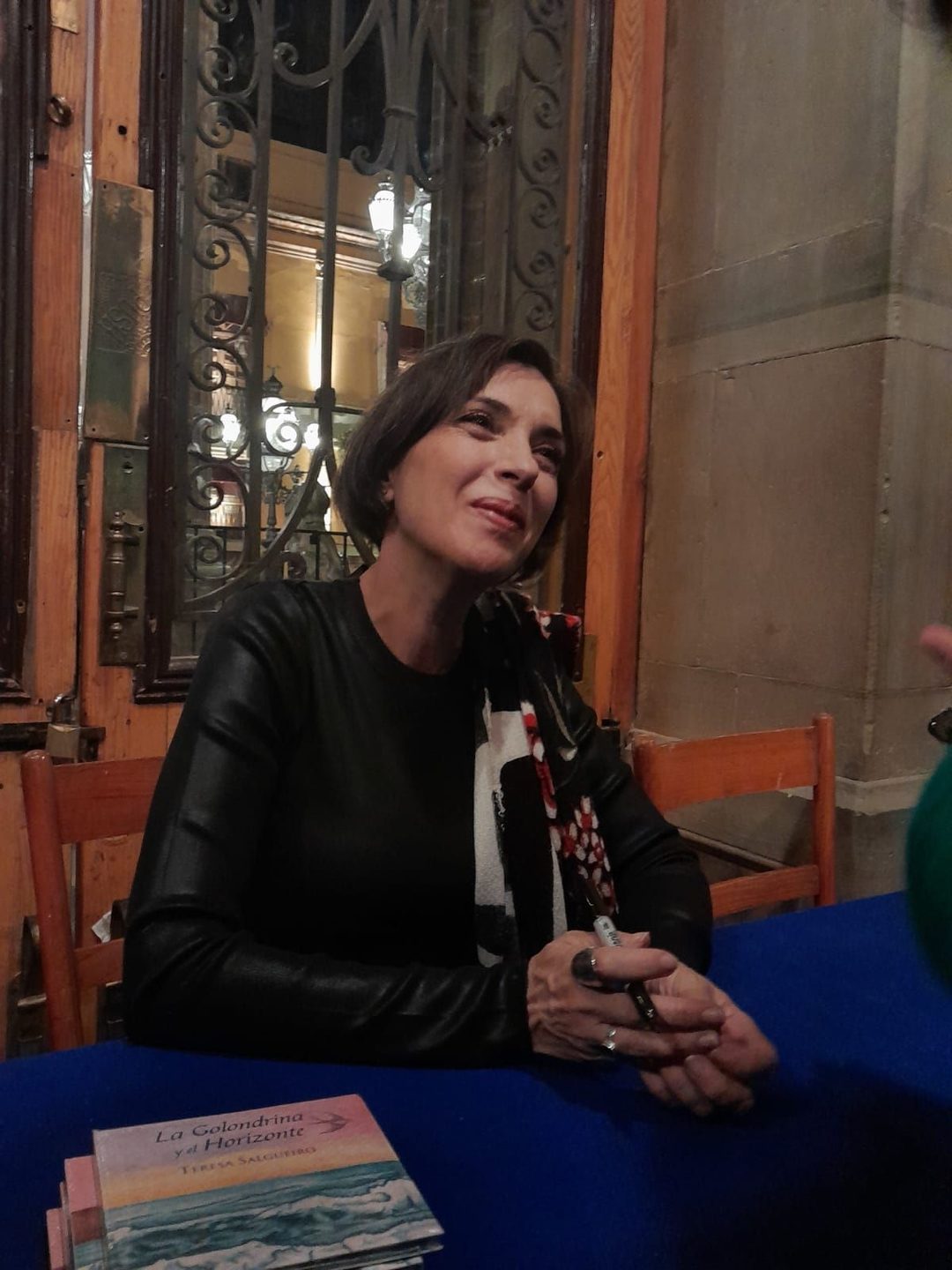La cantante portuguesa Teresa Salgueiro firmó discos al terminar su presentación en el FIC 51. foto Verónica Espinosa
