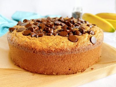 Torta de banana y chips de chocolate con solo 15 cucharadas: acompañá tus mates con esta tremenda receta