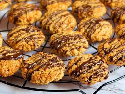 Bizcochitos caseros con harina integral, avena y chocolate, aptos para intolerantes a la lactosa