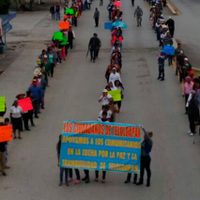 Guardias comunitarias de Teloloapan exigen con bloqueo liberar a herreros secuestrados