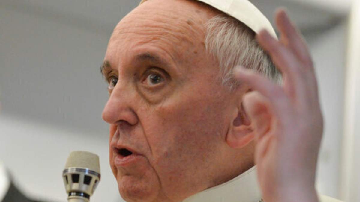 El papa Francisco a bordo del avión papal el 29 de julio del 2013