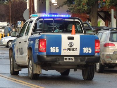 Incumplió una restricción perimetral, quiso huir de la policía y recibió un disparo en la cabeza