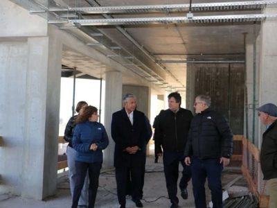Mariano Gaido y Rolando Figueroa recorrieron las obras de la nueva nave en el Polo Científico Tecnológico