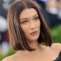 ¿Con unas copas de más? Bella Hadid asistió a una alocada fiesta con sus amigas y se vio increíble