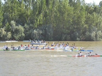 Emotivo casamiento de participantes en la Regata del Río Negro
