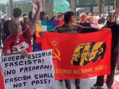 Protestan contra el fascismo en Santa Fe, sede de reunión conservadora