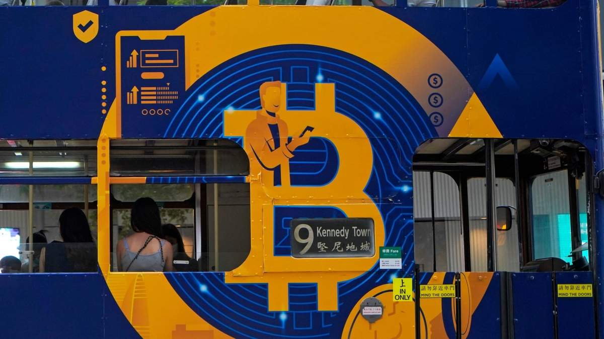 Una publicidad de la criptomoneda Bitcoin en un autobús en Hong Kong