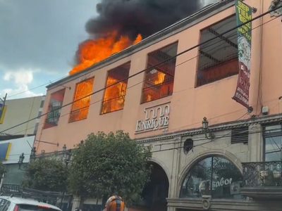 Restaurante Enrique se incendia en Tlalpan; chispazo desató fuego en la zona infantil (Videos)