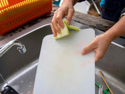 El trucazo para limpiar y desinfectar tu tabla para picar de plástico: dejala como nueva