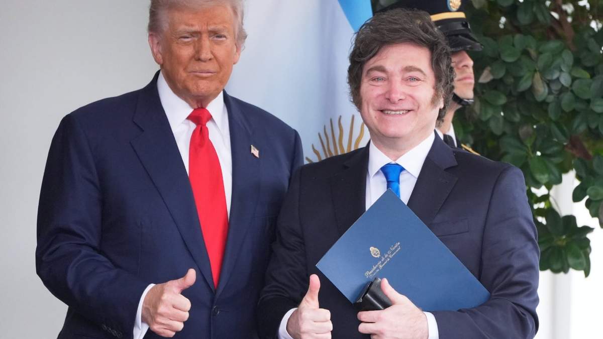 El presidente Donald Trump recibe al presidente de Argentina, Javier Milei, a su llegada a la Casa Blanca
