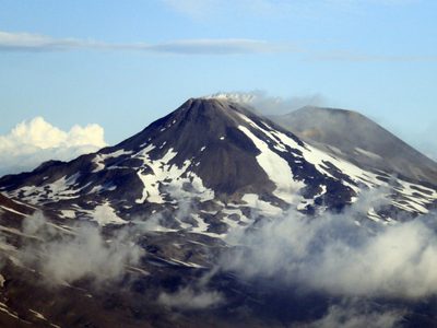 Sismo y columnas de humo en el Nevados de Chillán: el norte neuquino presta atención