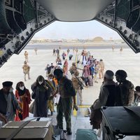 El primer avión para repatriar a españoles de Afganistán voló hacia Dubái
