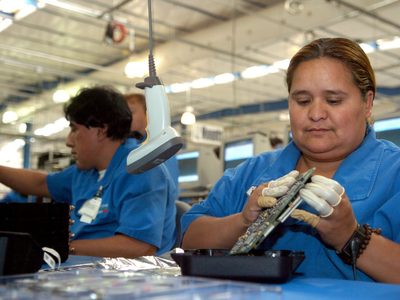 Más de 26 millones de personas trabajan por menos de un salario mínimo en México: Inegi