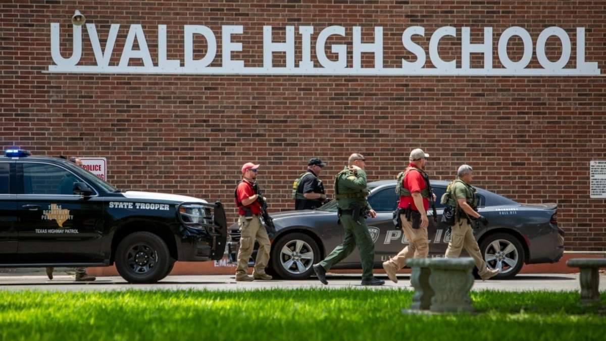 Policías en la escuela de Uvalde, en Texas