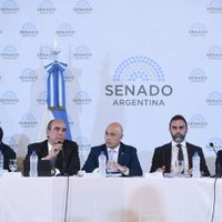 El Gobierno promete obra pública para garantizar la aprobación de la Ley de Bases