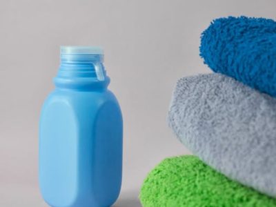 Antes de tirar los envases de suavizantes vacíos, mirá esta práctica idea para colgar las toallas de tu baño