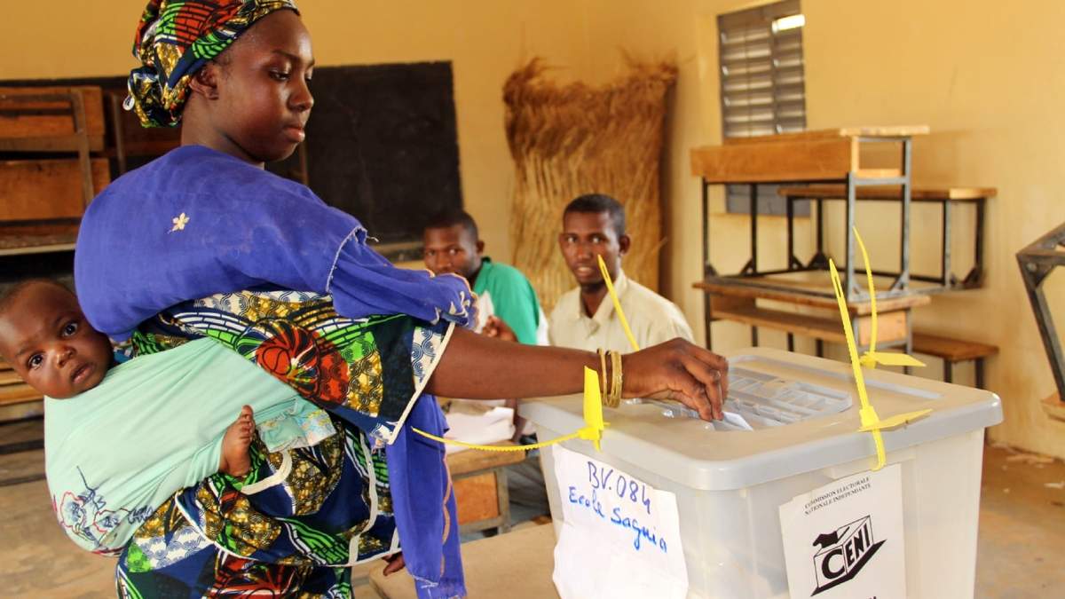 Una mujer deposita su voto en la urna electoral este domingo en Níger. Fuente: (Twitter)