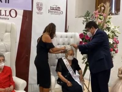 Con todo y pandemia, ayuntamiento de Fresnillo realiza fiesta de coronación de abuelitas