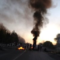 Trabajadores de un aserradero cortaron la Ruta 22 en Roca