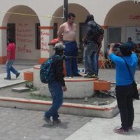 Detienen y exhiben semidesnudo a asesor del alcalde de Frontera Comalapa, Chiapas