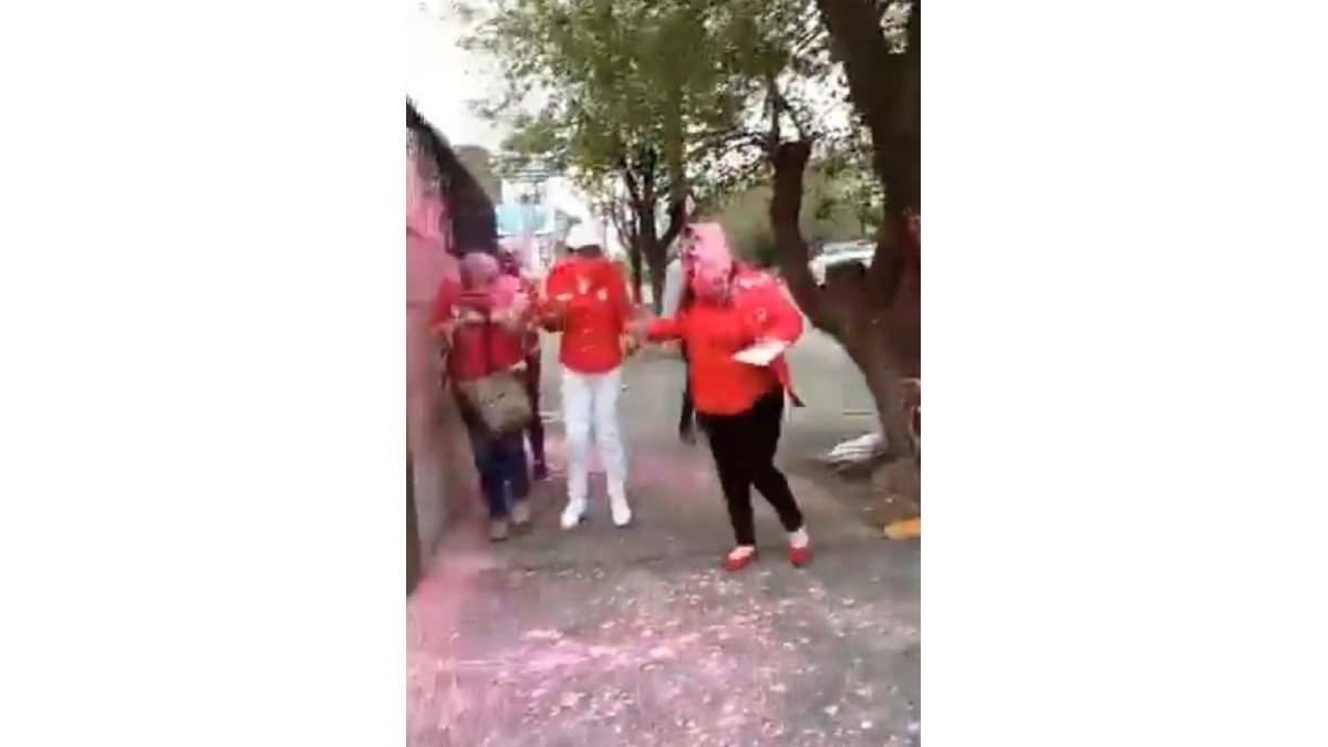 Maribel Martínez y comitiva fueron agredidas con pintura
