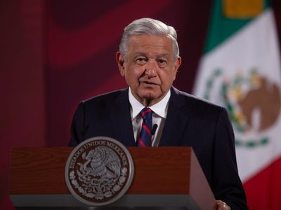 AMLO celebra 25 años del SAT: "Se ha cumplido con el compromiso de no aumentar impuestos"