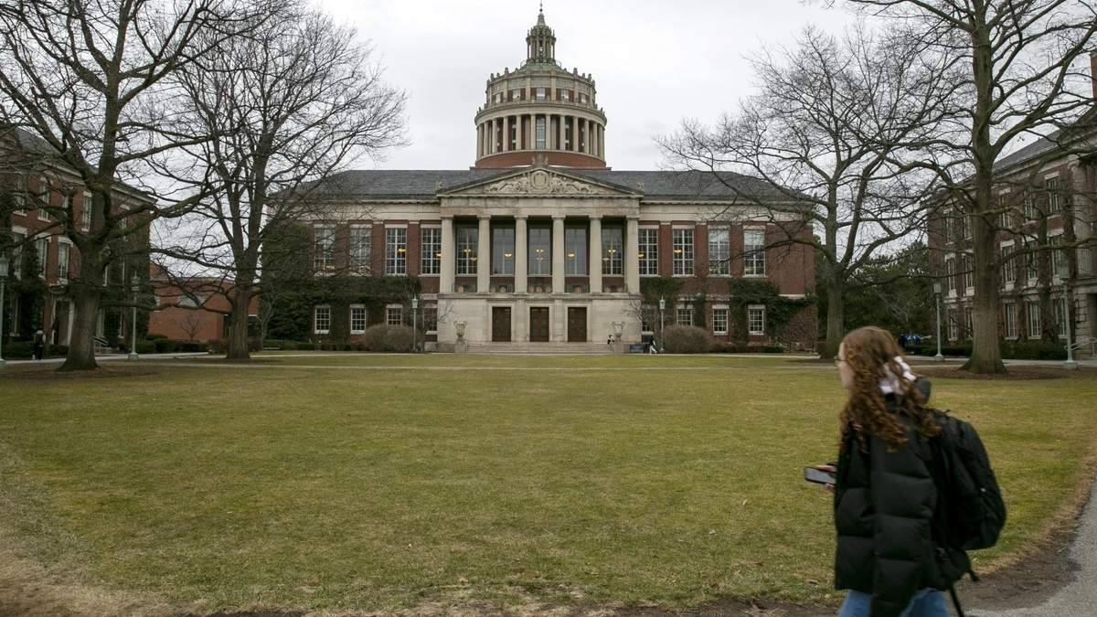 Universidades de EU dicen que el gobierno está revocando las visas de estudiantes internacionales