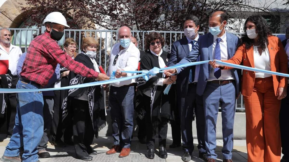 El gobernador y el intendente cortaron las cintas junto a miembros de la comunidad. Fuente: (Twitter)