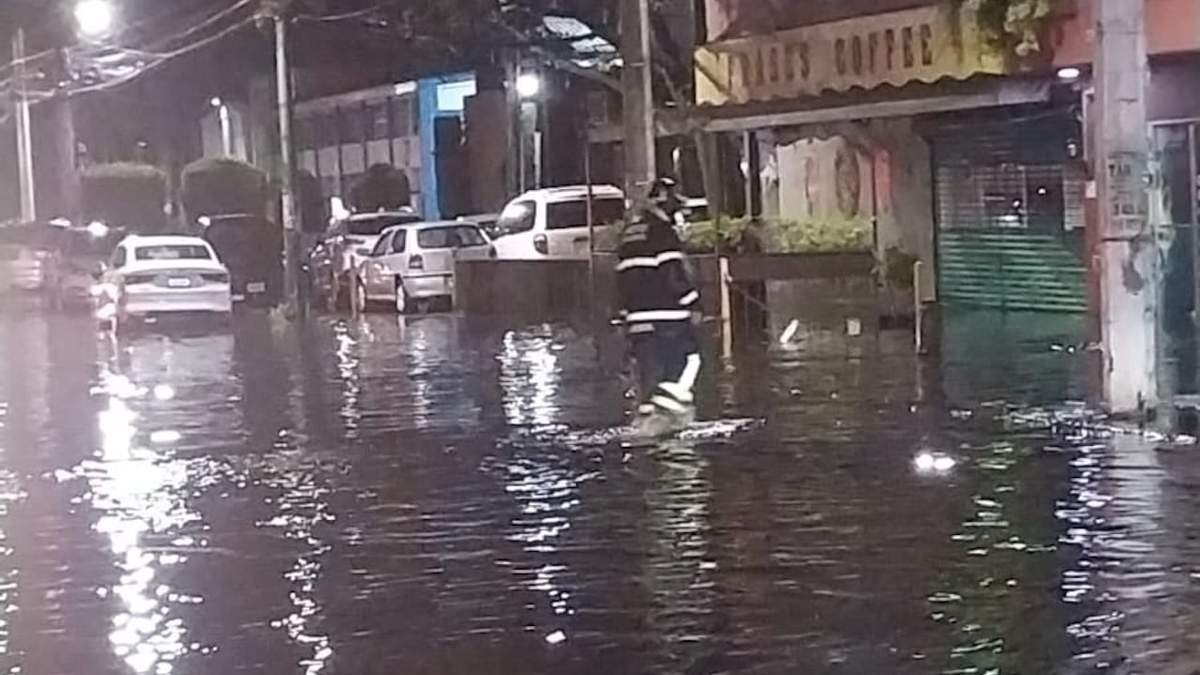 Afectación en Calzada del Hueso, colonia Granjas Coapa, en la alcaldía Coyoacán
