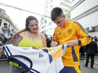 Enojo en Boca: los dos jugadores que no saludaron a los hinchas en Rosario