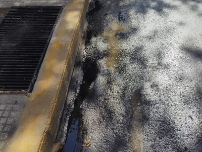 Denuncian que Edemsa derramó un aceite contaminante en Ciudad