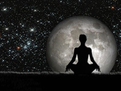 Luna nueva, llena y menguante: cómo es el ritual energético con velas recomendado para mayo