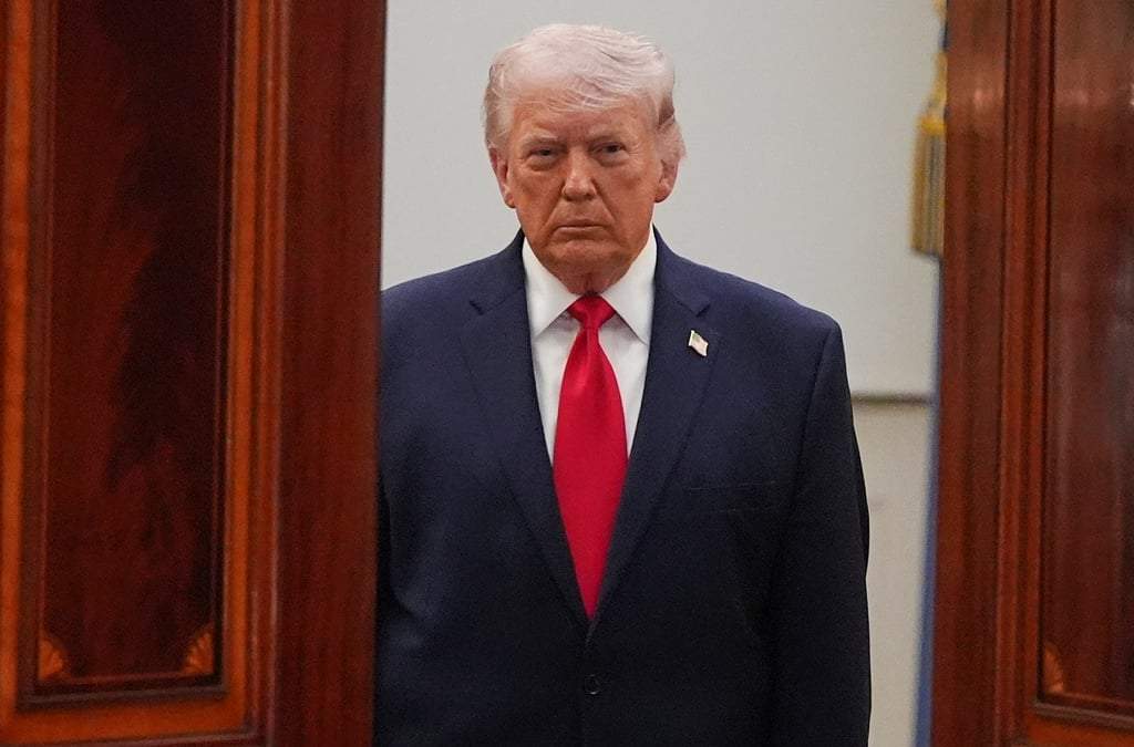El presidente Donald Trump llega desde el Salón Azul para hablar sobre la guerra de Irán en el Corredor Estatal de la Casa Blanca, el miércoles 1 de abril de 2026, en Washington