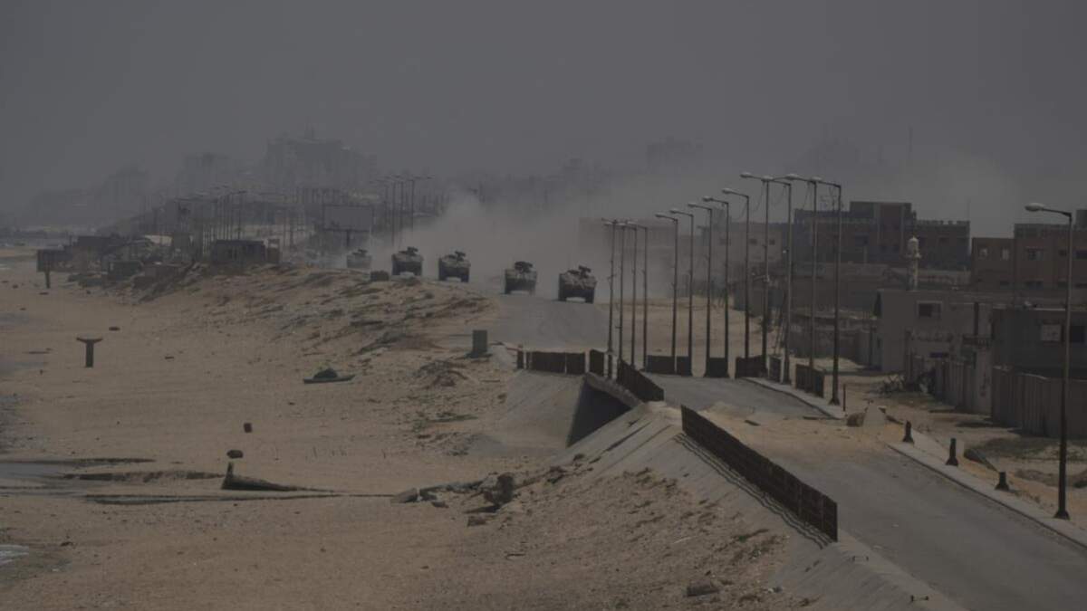 Vehículos blindados israelíes en Deir al Balah, Franja de Gaza