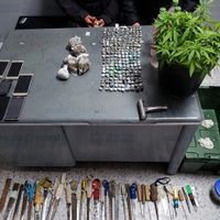 Decomisan celulares, alcohol y drogas del penal de Neza-Bordo