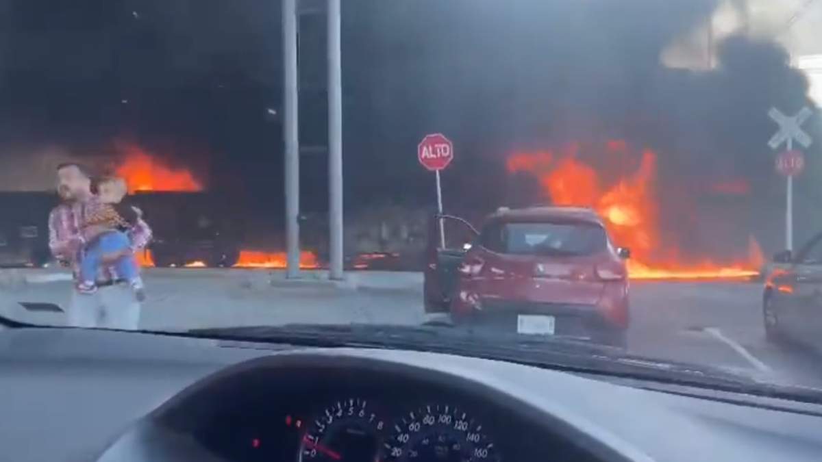 El incendio provocado por el choque del tren y la pipa